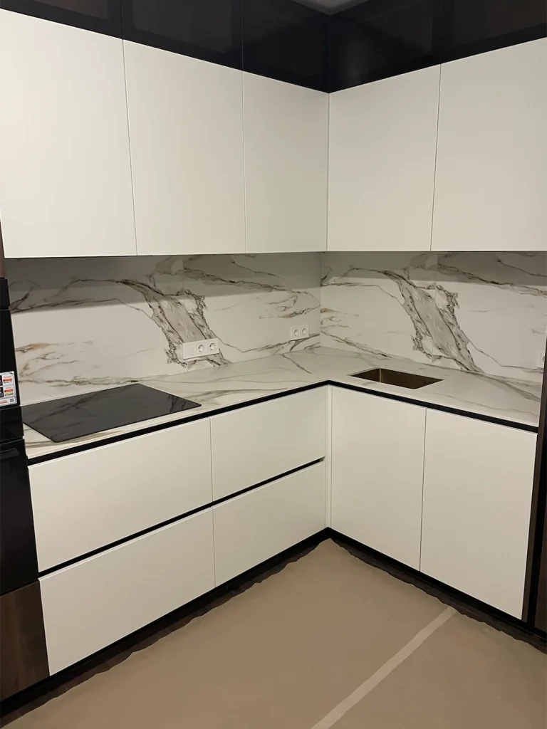 Кутова стільниця з керамограніту Keralini Calacatta Dorato — фото 1 — MAS — Modern Acrylic Stone