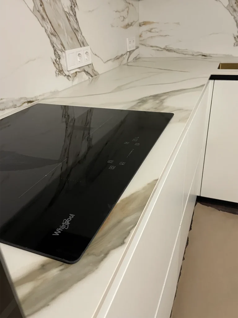 Кутова стільниця з керамограніту Keralini Calacatta Dorato — фото 2 — MAS — Modern Acrylic Stone