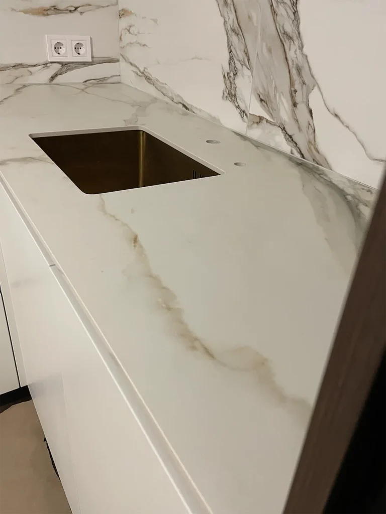 Кутова стільниця з керамограніту Keralini Calacatta Dorato — фото 4 — MAS — Modern Acrylic Stone