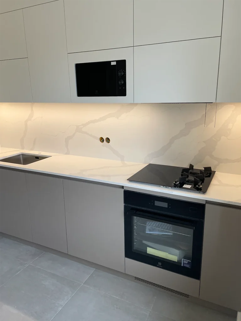 Стільниці та фартух з кварцу Avant Quartz 7440 Calacatta Bianco — фото 4 — MAS — Modern Acrylic Stone