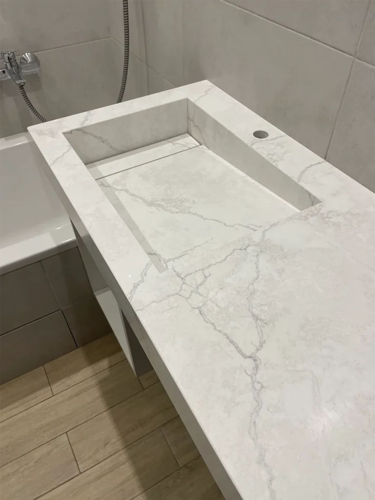Стільниця з щілинною раковиною з кварцу Avant Quartz 7540 Calacatta Concorde — фото 1 — MAS — Modern Acrylic Stone
