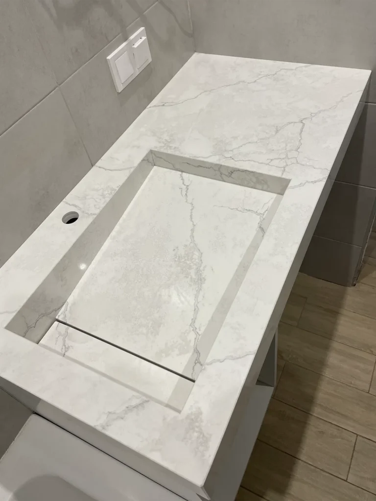Столешница с щелевой раковиной из кварца Avant Quartz 7540 Calacatta Concorde — фото 3 — MAS — Modern Acrylic Stone