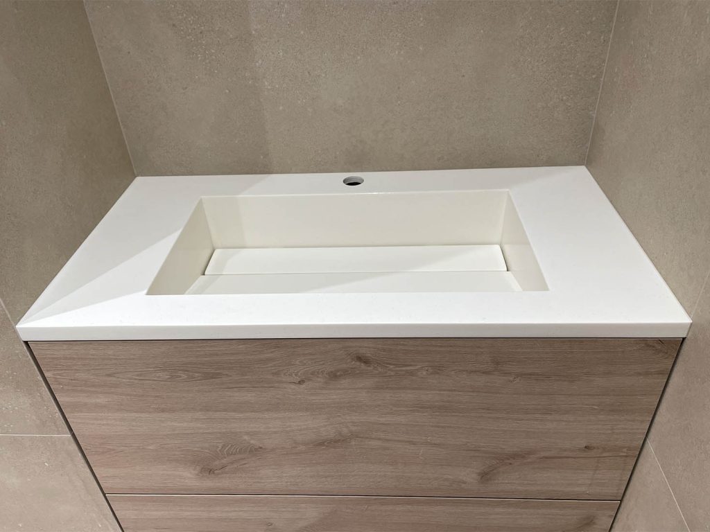 Акриловые столешницы с щелевыми раковинами Grandex D-322 White Limestone — фото 3 — MAS — Modern Acrylic Stone