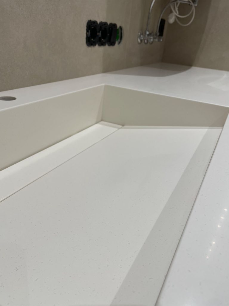 Акрилові стільниці з щілинними раковинами Grandex D-322 White Limestone — фото 6 — MAS — Modern Acrylic Stone