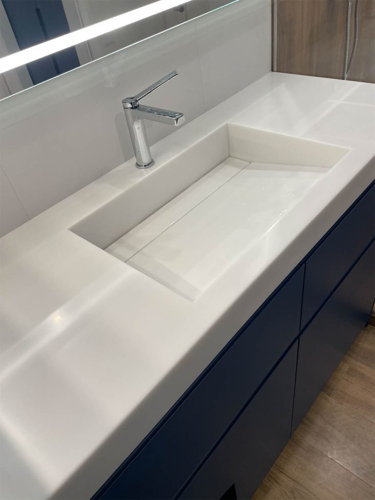 Столешница с щелевой раковиной из акрилового камня Grandex P-103 Pure Translucent — фото 4 — MAS — Modern Acrylic Stone